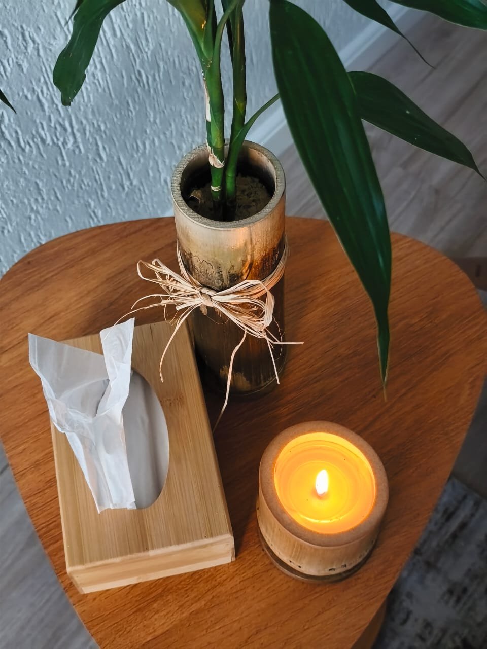 Detalhe do consultório com vela acesa e planta